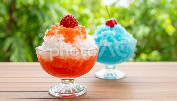 赤いイチゴシロップと青いシロップのかき氷 かき氷,冷菓,夏の写真素材