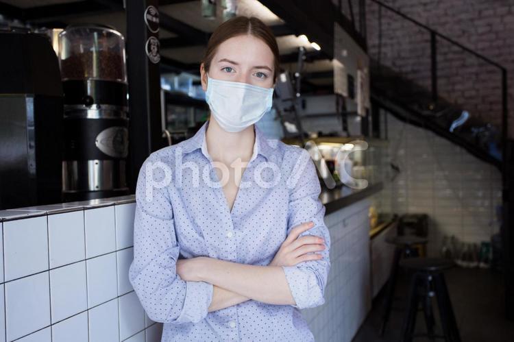 マスクをした飲食店の客2 女性,客,外国人の写真素材