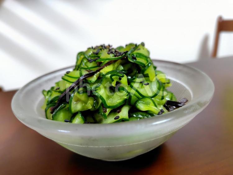 きゅうりを酢の物で きゅうり,酢和え,塩昆布の写真素材