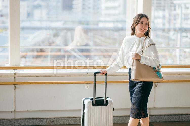 駅の跨線橋を歩くビジネスウーマン（出張） 観光,旅行,女子旅の写真素材