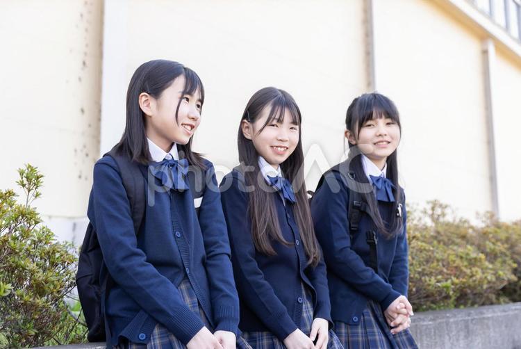 制服を着た3人の学生 女子学生,学生,制服の写真素材