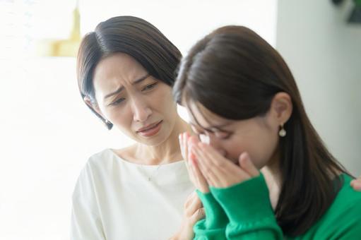 慰める女性 慰める女性 日本人,泣く,悩むの写真素材