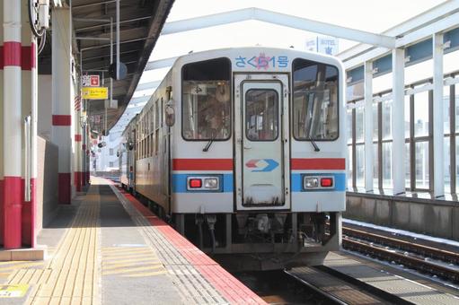 JR鳥取駅に停車する若桜鉄道 JR鳥取駅に停車する若桜鉄道の写真
