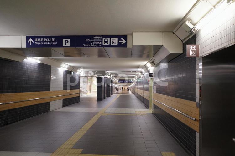 長野駅　しなの鉄道への連絡通路 長野駅,長野,駅の写真素材