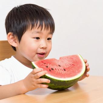 スイカを食べる子供 スイカを食べる子供の写真