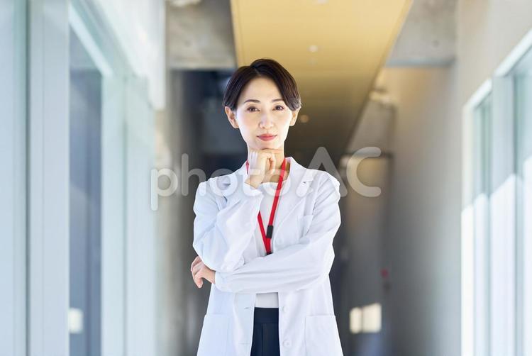 腕組みする白衣の女性　医師　病院　研究 白衣,女性,医療の写真素材