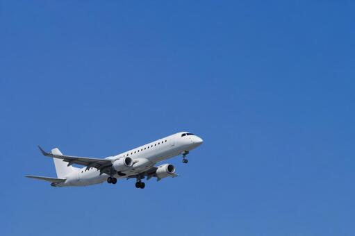 晴天の青空に飛び立つ白い飛行機 飛行機,旅客機,機体の写真素材