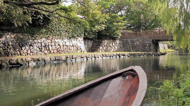 初秋の八幡堀 手漕ぎ和舟と明治橋 初秋の八幡堀 手漕ぎ和舟と明治橋 八幡堀,初秋,手漕ぎ和舟の写真素材