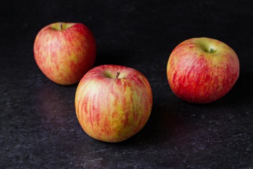 ランダムに置かれたリンゴ 林檎,フルーツ,りんごの写真素材