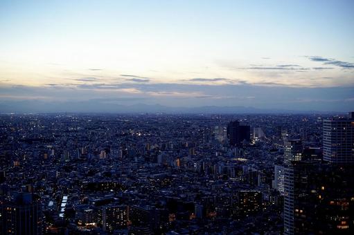 青みがかったトワイライトの街並み 青みがかったトワイライトの街並みの写真