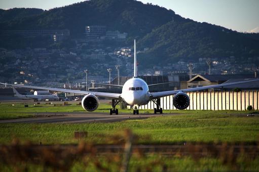 離陸直前の飛行機 離陸直前の飛行機 大阪空港,旅客機,飛行機の写真素材