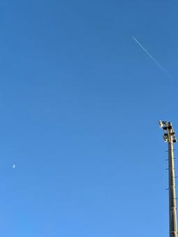 青空 飛行機雲 照明塔 青空 飛行機雲 照明塔 青空,飛行機雲,照明塔の写真素材