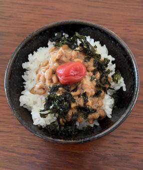 政府備蓄米に納豆とジャバンのり等の茶碗飯 政府備蓄米に納豆とジャバンのり等の茶碗飯の写真