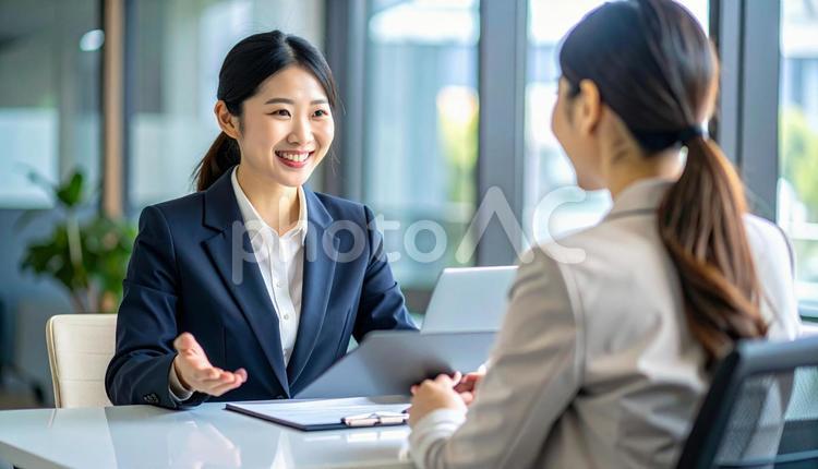 女性社会保険労務士　顧客と話し合いをする 社会保険労務士,女性,カウンセラーの写真素材