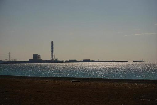海辺の工場と光る水面 海辺の工場と光る水面 海,工場,シルエットの写真素材