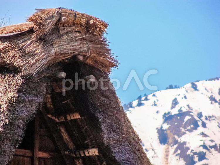 世界遺産白川郷　合掌造りの屋根と残雪の山 世界遺産,白川郷,合掌造りの写真素材