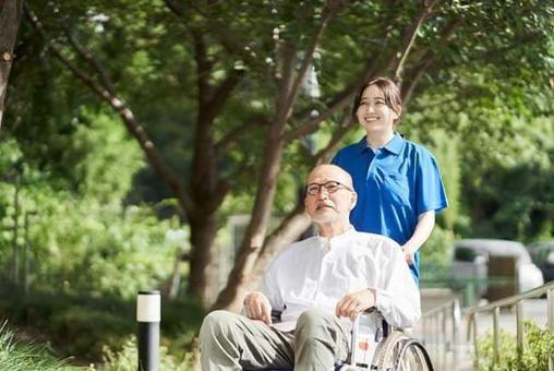 Female caregiver supporting the elderly in wheelchairs, كبار السن, كرسي متحرك, الممرضات مقدمة, JPG