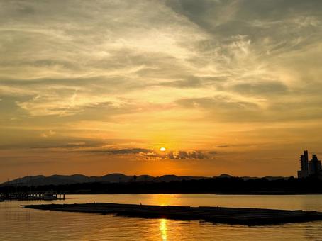 夕日が美しい海辺の景色 夕日が美しい海辺の景色 夕日,夕焼け,海の写真素材