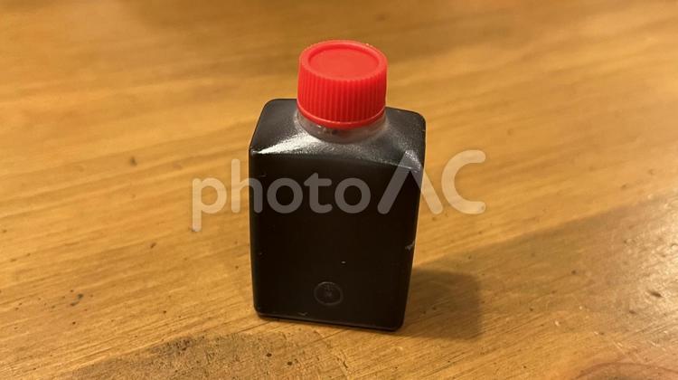 プラ容器に入ったソース（満タン、ヨコ） ソース,プラスチック容器,容器の写真素材