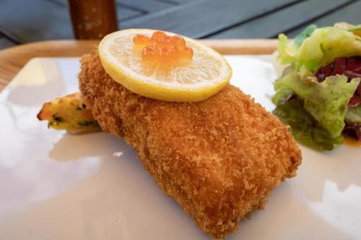 サーモンフライのレモンスライスいくら乗せ サーモンフライのレモンスライスいくら乗せの写真