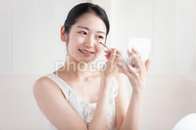 涙袋メイクをする女性 涙袋メイク,涙袋,囲み目メイクの写真素材