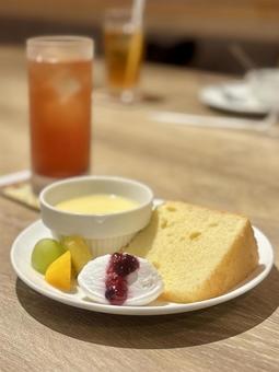 シフォンケーキとプリンのスイーツセットの写真