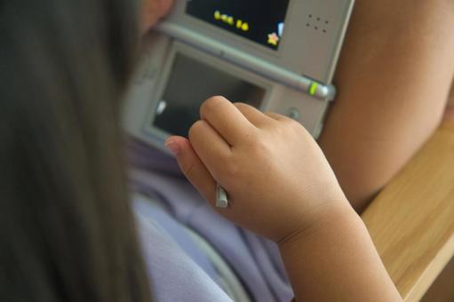 ゲームをしている女の子 ゲームをしている女の子 ゲーム,携帯ゲーム機,ポータブルゲームの写真素材
