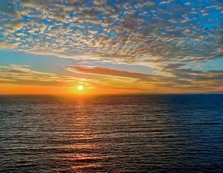 冬の海の日の出の風景3 日の出,太陽,海の写真素材