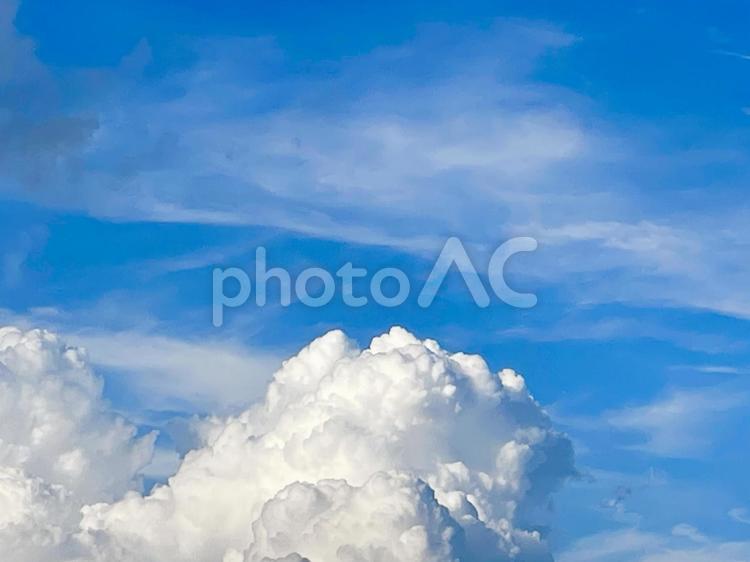 積乱雲の夏空・入道雲と青い空・真夏（横） 入道雲,積乱雲,雲の写真素材