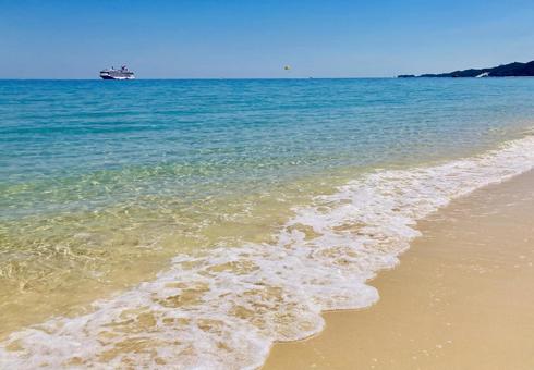 オーストラリアのビーチと客船 オーストラリアのビーチと客船 モートン島,クルーズ船,海の写真素材
