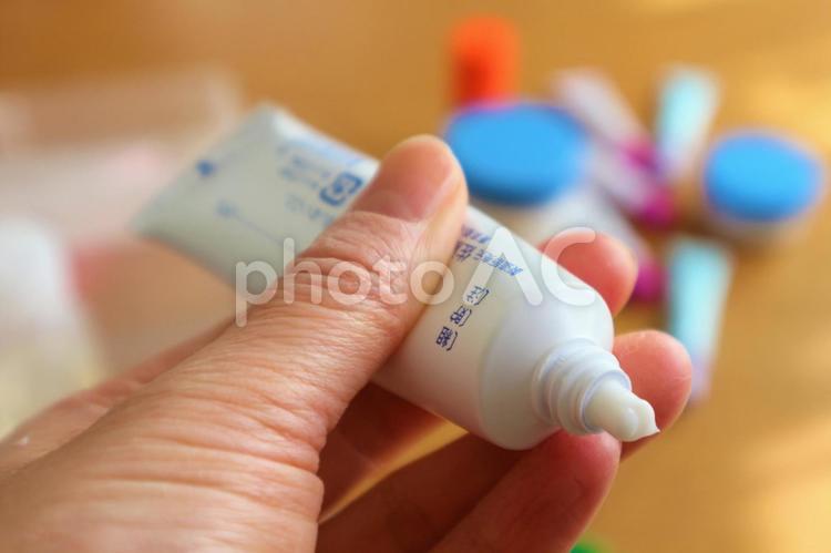 薬を塗る手 塗り薬,保湿クリーム,アトピーの写真素材