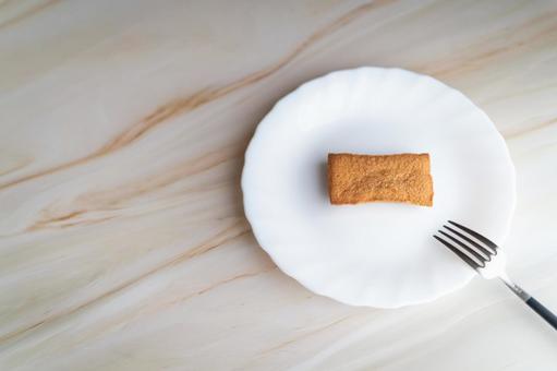 シンプルな白皿のフィナンシェ① シンプルな白皿のフィナンシェ① フィナンシェ,洋菓子,焼き菓子の写真素材