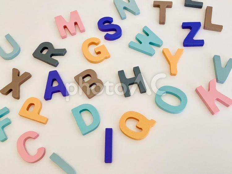 木製のアルファベット玩具 アルファベット,英字,文字の写真素材