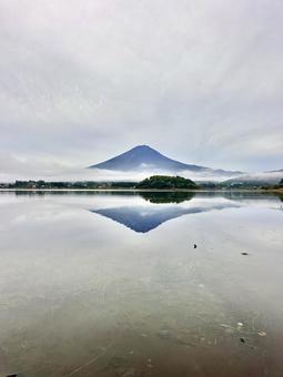 曇り空と河口湖と富士山 曇り空と河口湖と富士山 富士山,河口湖,湖の写真素材