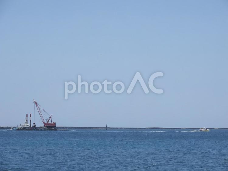 海岸線とクレーン（沖縄県那覇市） 海岸,水平線,青空の写真素材