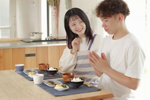 幸せそうに食事をする若いカップル 笑顔,幸せ,新婚の写真素材