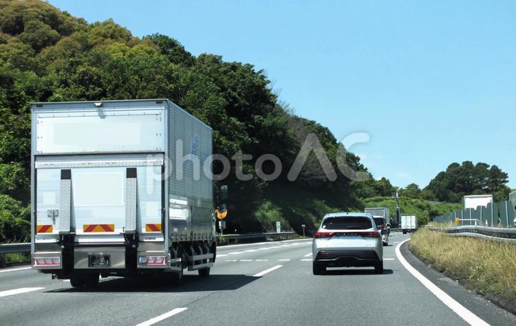 緑の風わたる高速道路 トラック,運送,運送業の写真素材