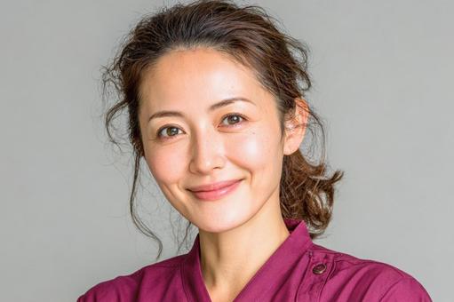医療ユニフォームを着た女性介護士 医療ユニフォームを着た女性介護士 介護士,女性,笑顔の写真素材
