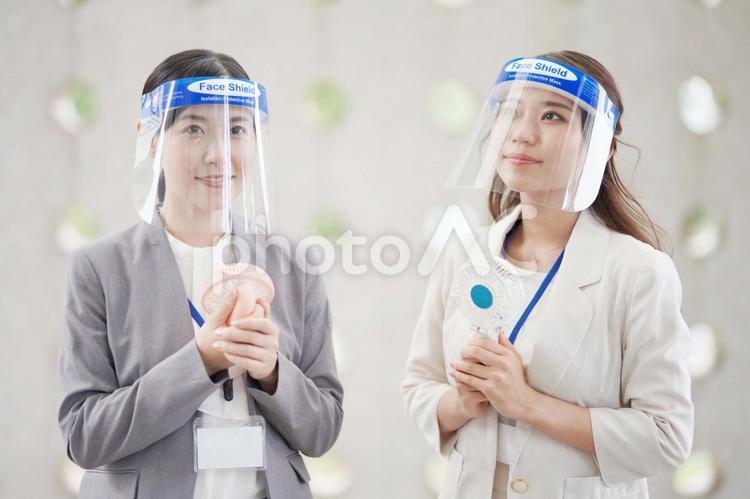 フェイスシールドをつける女性たち 女性,ビジネスウーマン,並ぶの写真素材