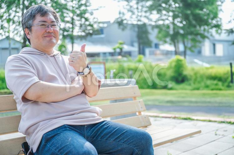親指を立てる男性 男性,中年,笑顔の写真素材