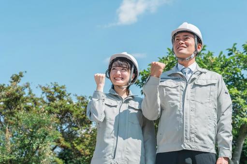 建設業・建築業・造園業の作業着姿の男女 建設業・建築業・造園業の作業着姿の男女 造園業,造園,作業員の写真素材