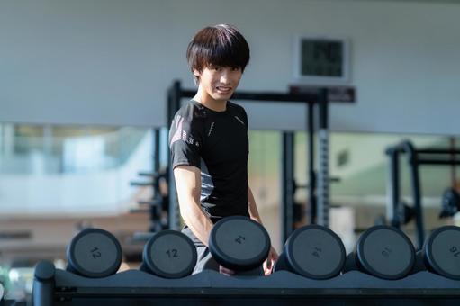 スポーツジムでトレーニングをする若い男性 スポーツジム,フィットネス,ダイエットの写真素材