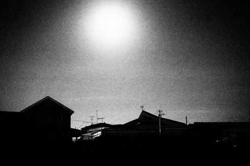 月明かりの不気味な夜道 月明かりの不気味な夜道の写真