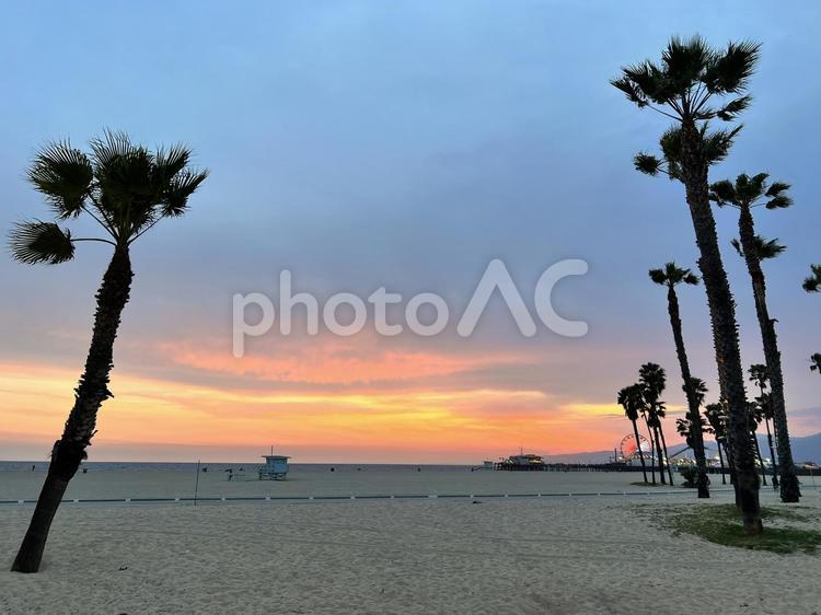 カリフォルニア　ベニスビーチの夕暮れ 夕焼け,夕方,海の写真素材
