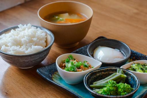 温泉卵と納豆の朝食 温泉卵と納豆の朝食 朝食,和食,朝ごはんの写真素材