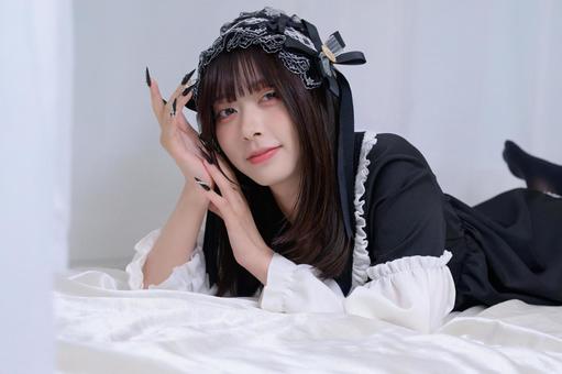 ベッドにうつ伏せになる地雷系女子 ベッドにうつ伏せになる地雷系女子 ベッド,寝る,うつ伏せの写真素材