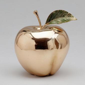 輝く金属の質感を持つ、オブジェのリンゴ 輝く金属の質感を持つ、オブジェのリンゴの写真