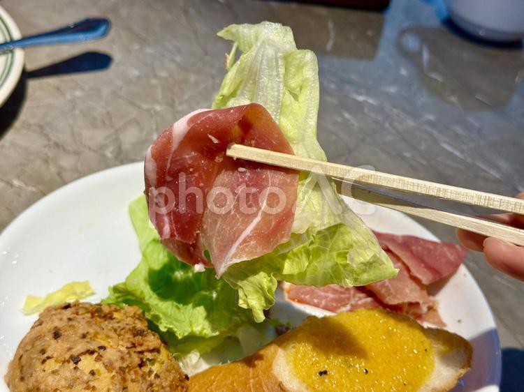 朝食バイキングの盛り付け　生ハム食べる 野菜,積載,飲食店の写真素材