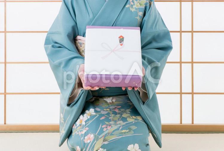 引き出物と着物姿の女性 引出物,女性,渡すの写真素材