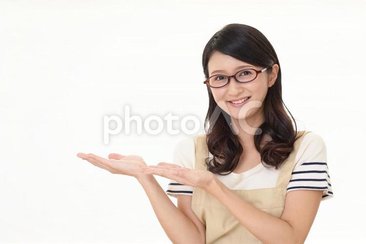 掌を見せる笑顔の女性 女性,女,主婦の写真素材